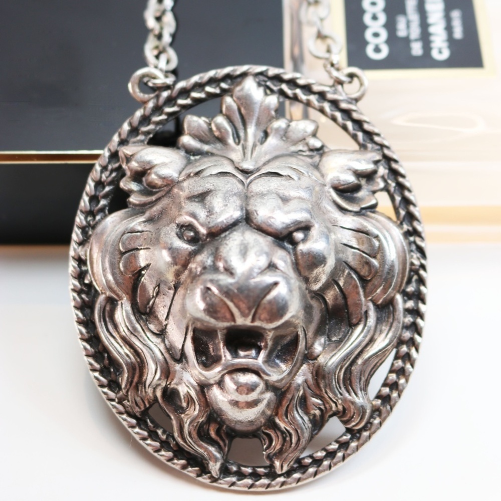 🎊 HOST PICK 🎉Vintage Napier Lion's Head Necklace - Picture 5 of 8